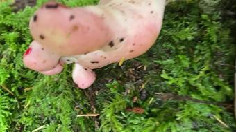 hiimhoneysweet 03 09 2020 826916078 I love the sounds my toes makes against the soft moss (hiimhoneysweet)