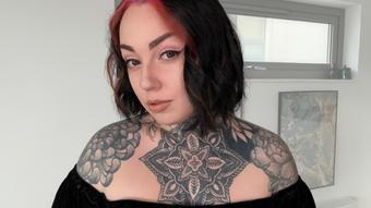 Executrixxx Kicks The Chair Away (MissValentina)