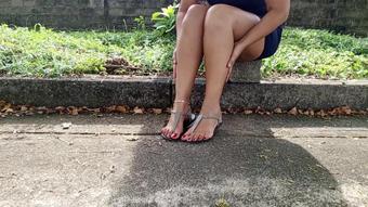 Goddess Foot Fetish - Roxan Scratching His Feet By Great Itching In Them (3) (Goddess Foot Fetish)