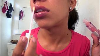 i play with my juicy lipstick (Lola bbunny)