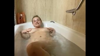 Teen bathtub Orgasm (Tiffanybabe01)